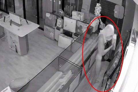 Tên trộm mặc quần lót lấy điện thoại tặng người vô gia cư gây xôn xao Thái Lan - Ảnh 1. Tên trộm mặc quần lót lấy điện thoại tặng người vô gia cư gây xôn xao Thái Lan - Ảnh 1.