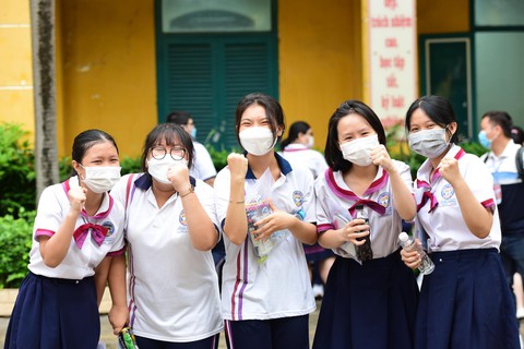Điểm thi tốt nghiệp THPT ở TP.HCM: Nhiều thí sinh đạt điểm 10 - Ảnh 1. Điểm thi tốt nghiệp THPT ở TP.HCM: Nhiều thí sinh đạt điểm 10 - Ảnh 1.