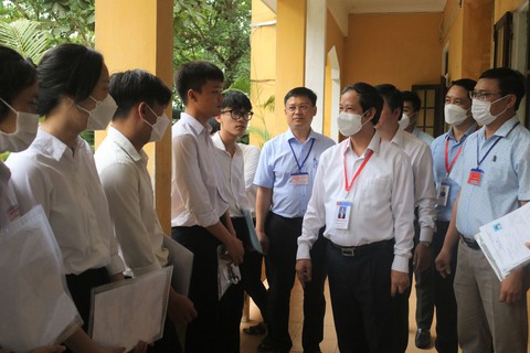 Sáng nay 7-7 thi môn đầu tiên, thí sinh lại rủ nhau... đoán đề văn - Ảnh 7. Sáng nay 7-7 thi môn đầu tiên, thí sinh lại rủ nhau... đoán đề văn - Ảnh 7.