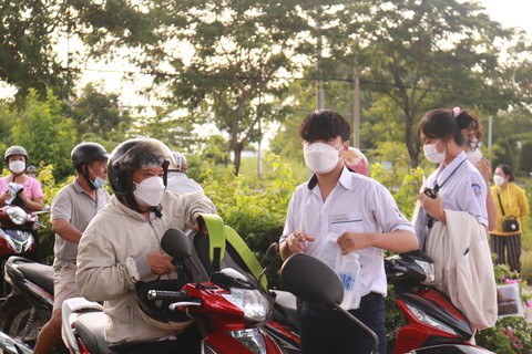 Sáng nay 7-7 thi môn đầu tiên, thí sinh lại rủ nhau... đoán đề văn - Ảnh 15. Sáng nay 7-7 thi môn đầu tiên, thí sinh lại rủ nhau... đoán đề văn - Ảnh 15.