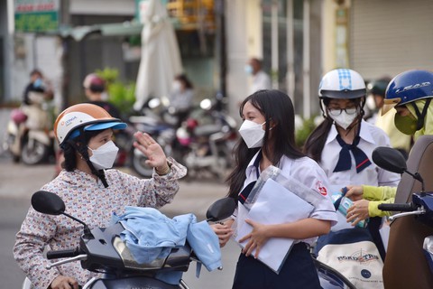 Sáng nay 7-7 thi môn đầu tiên, thí sinh lại rủ nhau... đoán đề văn - Ảnh 8. Sáng nay 7-7 thi môn đầu tiên, thí sinh lại rủ nhau... đoán đề văn - Ảnh 8.