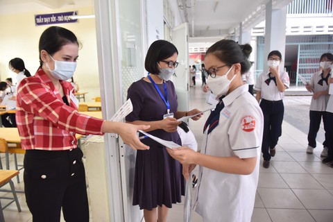 Sáng nay 7-7 thi môn đầu tiên, thí sinh lại rủ nhau... đoán đề văn - Ảnh 12. Sáng nay 7-7 thi môn đầu tiên, thí sinh lại rủ nhau... đoán đề văn - Ảnh 12.
