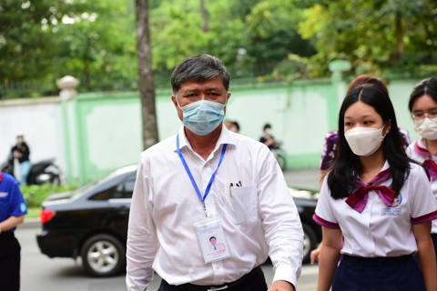 Sáng nay 7-7 thi môn đầu tiên, thí sinh lại rủ nhau... đoán đề văn - Ảnh 11. Sáng nay 7-7 thi môn đầu tiên, thí sinh lại rủ nhau... đoán đề văn - Ảnh 11.