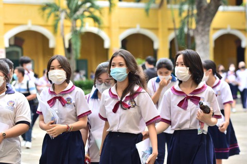 Sáng nay 7-7 thi môn đầu tiên, thí sinh lại rủ nhau... đoán đề văn - Ảnh 1. Sáng nay 7-7 thi môn đầu tiên, thí sinh lại rủ nhau... đoán đề văn - Ảnh 1.