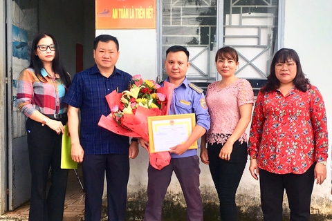 Bộ trưởng Nguyễn Văn Thể gửi thư khen nhân viên gác chắn cứu người ngay trước mũi tàu - Ảnh 3. Bộ trưởng Nguyễn Văn Thể gửi thư khen nhân viên gác chắn cứu người ngay trước mũi tàu - Ảnh 3.