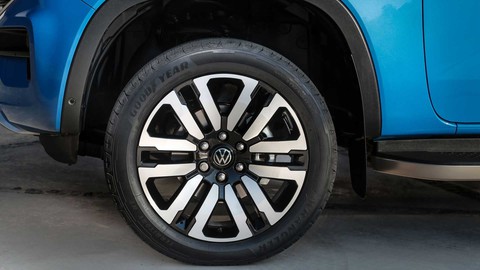 Volkswagen Amarok ra mắt: Bản sao của Ford Ranger - Ảnh 14.