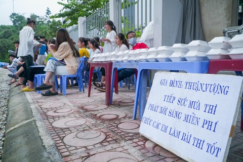 Phát xôi miễn phí cho thí sinh vùng cao - Ảnh 2. Phát xôi miễn phí cho thí sinh vùng cao - Ảnh 2.