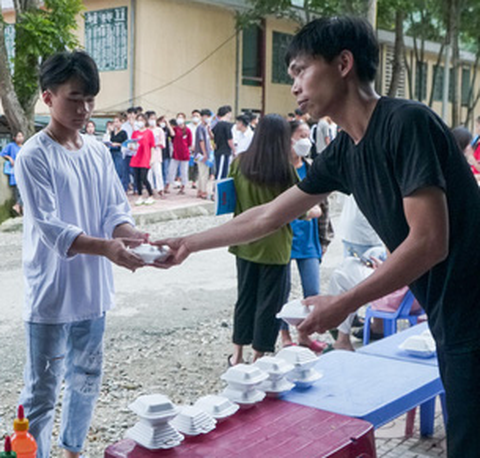 Phát xôi miễn phí cho thí sinh vùng cao - Ảnh 1. Phát xôi miễn phí cho thí sinh vùng cao - Ảnh 1.
