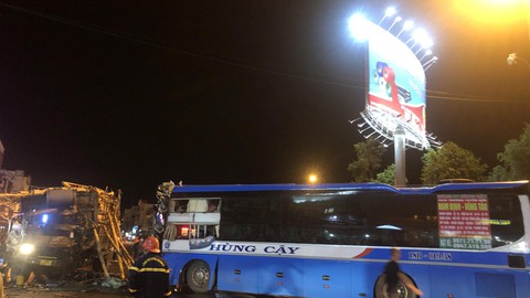 Xe khách đối đầu xe chở gỗ, nhiều người bị thương nặng - Ảnh 2. Xe khách đối đầu xe chở gỗ, nhiều người bị thương nặng - Ảnh 2.