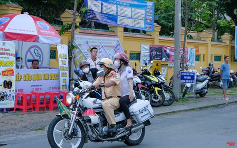 Nhiều thí sinh bị hư xe, ngủ quên được CSGT chở giúp đến phòng thi - Ảnh 4. Nhiều thí sinh bị hư xe, ngủ quên được CSGT chở giúp đến phòng thi - Ảnh 4.