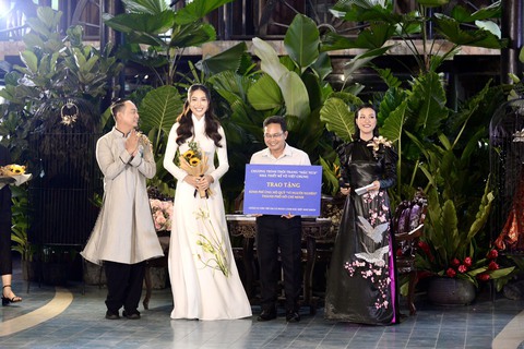 3 bộ sưu tập áo dài của Võ Việt Chung trong không gian Sài Gòn thập niên 60 - Ảnh 5. 3 bộ sưu tập áo dài của Võ Việt Chung trong không gian Sài Gòn thập niên 60 - Ảnh 5.