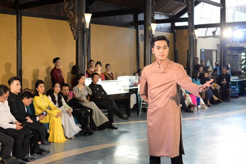3 bộ sưu tập áo dài của Võ Việt Chung trong không gian Sài Gòn thập niên 60 - Ảnh 3. 3 bộ sưu tập áo dài của Võ Việt Chung trong không gian Sài Gòn thập niên 60 - Ảnh 3.