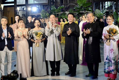 3 bộ sưu tập áo dài của Võ Việt Chung trong không gian Sài Gòn thập niên 60 - Ảnh 1. 3 bộ sưu tập áo dài của Võ Việt Chung trong không gian Sài Gòn thập niên 60 - Ảnh 1.