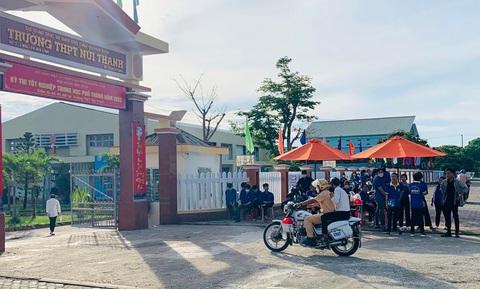 Nhiều thí sinh bị hư xe, ngủ quên được CSGT chở giúp đến phòng thi - Ảnh 3. Nhiều thí sinh bị hư xe, ngủ quên được CSGT chở giúp đến phòng thi - Ảnh 3.