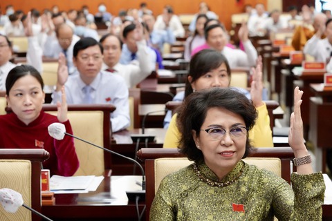 Đại biểu HĐND TP.HCM khóa X biểu quyết thông qua nghị quyết - Ảnh: HỮU HẠNH Đại biểu HĐND TP.HCM khóa X biểu quyết thông qua nghị quyết - Ảnh: HỮU HẠNH