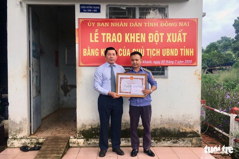 Nhân viên gác chắn cứu người trước mũi tàu nhận bằng khen của chủ tịch tỉnh - Ảnh 2. Nhân viên gác chắn cứu người trước mũi tàu nhận bằng khen của chủ tịch tỉnh - Ảnh 2.