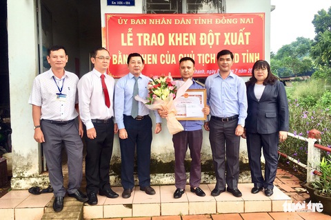 Nhân viên gác chắn cứu người trước mũi tàu nhận bằng khen của chủ tịch tỉnh - Ảnh 3. Nhân viên gác chắn cứu người trước mũi tàu nhận bằng khen của chủ tịch tỉnh - Ảnh 3.