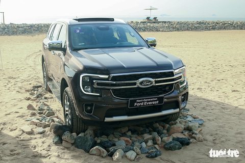 Ford Everest Titanium+: SUV đầy ắp công nghệ, giá 1,452 tỉ đồng - Ảnh 1. Ford Everest Titanium+: SUV đầy ắp công nghệ, giá 1,452 tỉ đồng - Ảnh 1.
