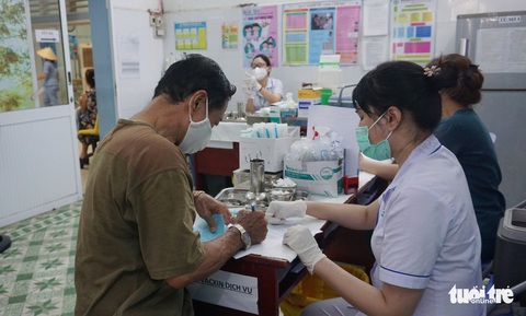 Tiêm mũi 4 có bị gián đoạn ngắn, không thiếu vắc xin - Ảnh 1. Tiêm mũi 4 có bị gián đoạn ngắn, không thiếu vắc xin - Ảnh 1.