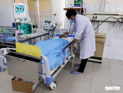 Mua rượu từ nhiều quán, uống đến khuya: 2 anh em ruột ngộ độc, tử vong - Ảnh 1. Mua rượu từ nhiều quán, uống đến khuya: 2 anh em ruột ngộ độc, tử vong - Ảnh 1.