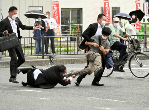 Cựu thủ tướng Abe Shinzo đã qua đời sau khi bị ám sát - Ảnh 4. Cựu thủ tướng Abe Shinzo đã qua đời sau khi bị ám sát - Ảnh 4.