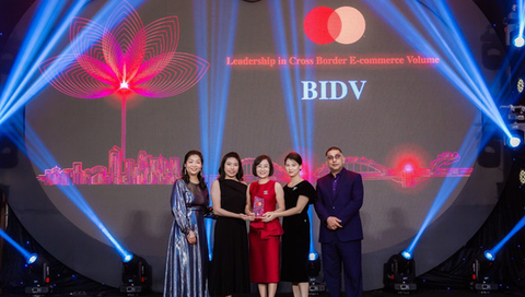 BIDV nhận 2 giải thưởng lớn của Mastercard - Ảnh 1. BIDV nhận 2 giải thưởng lớn của Mastercard - Ảnh 1.