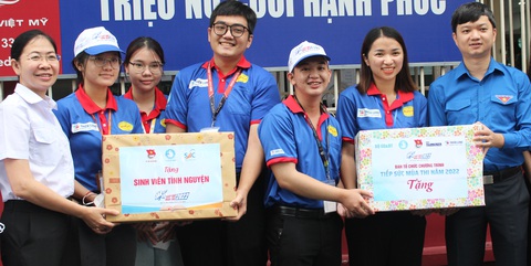Anh Nguyễn Minh Triết tặng quà sinh viên ‘Tiếp sức mùa thi’ - Ảnh 2. Anh Nguyễn Minh Triết tặng quà sinh viên ‘Tiếp sức mùa thi’ - Ảnh 2.