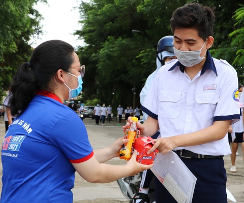 Anh Nguyễn Minh Triết tặng quà sinh viên ‘Tiếp sức mùa thi’ - Ảnh 3. Anh Nguyễn Minh Triết tặng quà sinh viên ‘Tiếp sức mùa thi’ - Ảnh 3.