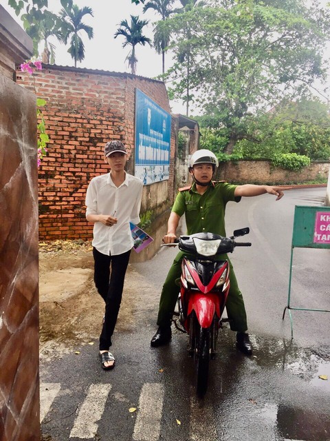 Nhiều thí sinh bị hư xe, ngủ quên được CSGT chở giúp đến phòng thi - Ảnh 2. Nhiều thí sinh bị hư xe, ngủ quên được CSGT chở giúp đến phòng thi - Ảnh 2.