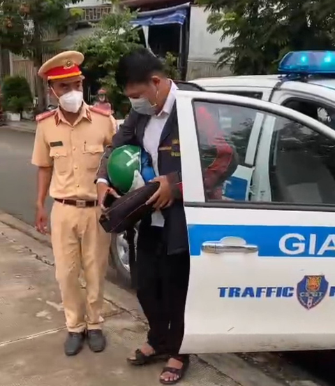 Cán bộ coi thi gặp tai nạn trên đường được CSGT chở đến điểm thi - Ảnh 1. Cán bộ coi thi gặp tai nạn trên đường được CSGT chở đến điểm thi - Ảnh 1.