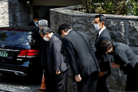 Thi hài ông Abe về nhà ở Tokyo, sau tang lễ gia đình là tang lễ cấp quốc gia - Ảnh 1. Thi hài ông Abe về nhà ở Tokyo, sau tang lễ gia đình là tang lễ cấp quốc gia - Ảnh 1.