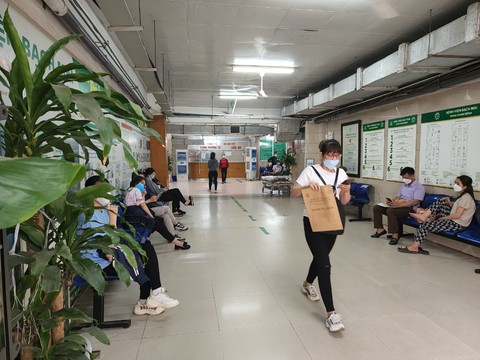 Các cơ sở y tế công lập thất thu do dịch COVID-19 được ngân sách hỗ trợ - Ảnh 1. Các cơ sở y tế công lập thất thu do dịch COVID-19 được ngân sách hỗ trợ - Ảnh 1.