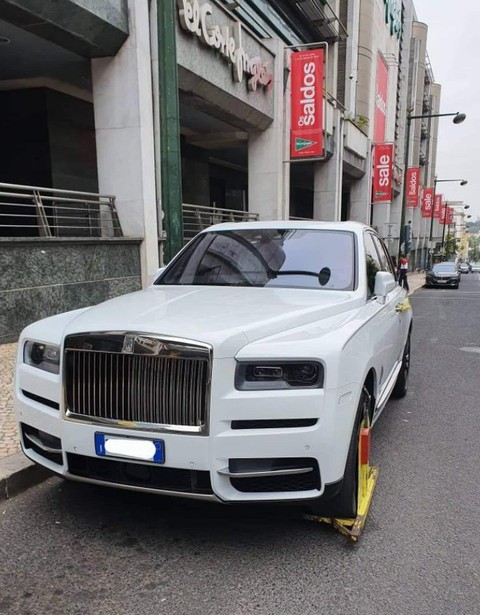 Đỗ xe trái phép, Rolls-Royce Cullinan của Ronaldo bị khóa bánh - Ảnh 2. Đỗ xe trái phép, Rolls-Royce Cullinan của Ronaldo bị khóa bánh - Ảnh 2.