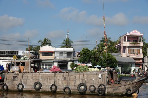 Ghe tàu tấp nập trên sông phục vụ trái cây, bánh, hoa trong ngày hội Văn hóa chợ nổi Cái Răng - Ảnh 4. Ghe tàu tấp nập trên sông phục vụ trái cây, bánh, hoa trong ngày hội Văn hóa chợ nổi Cái Răng - Ảnh 4.
