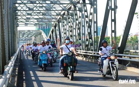 Hàng chục xe máy cổ diễu hành quanh TP Huế - Ảnh 2. Hàng chục xe máy cổ diễu hành quanh TP Huế - Ảnh 2.