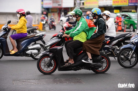 Grab thu phí nắng nóng: Ông lớn tận thu khách hàng bằng cách ăn ké tài xế - Ảnh 1. Grab thu phí nắng nóng: Ông lớn tận thu khách hàng bằng cách ăn ké tài xế - Ảnh 1.