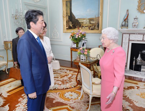Cuộc đời cựu thủ tướng Nhật Bản Abe Shinzo qua ảnh - Ảnh 8. Cuộc đời cựu thủ tướng Nhật Bản Abe Shinzo qua ảnh - Ảnh 8.