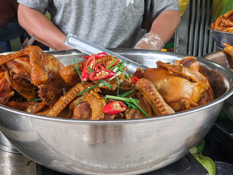 Ngọt lịm, thơm béo vị phá lấu vịt lạ lùng công thức từ Thái đem về - Ảnh 1. Ngọt lịm, thơm béo vị phá lấu vịt lạ lùng công thức từ Thái đem về - Ảnh 1.
