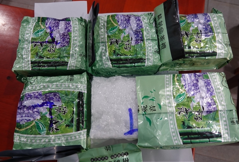 Chặn bắt ôtô chở 5kg ma túy đá ngụy trang thành gói trà - Ảnh 2. Chặn bắt ôtô chở 5kg ma túy đá ngụy trang thành gói trà - Ảnh 2.