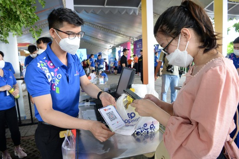 Chợ phiên không tiền mặt tại Khu chế xuất Tân Thuận - Ảnh 1. Chợ phiên không tiền mặt tại Khu chế xuất Tân Thuận - Ảnh 1.