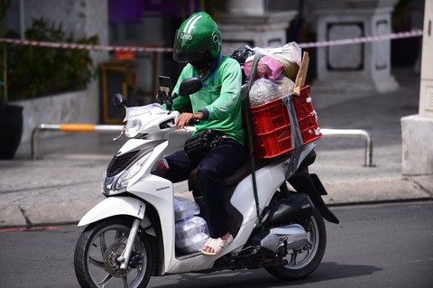 Grab thu phí nắng nóng: Sao không đưa đúng số tiền phụ phí cho tài xế? - Ảnh 1. Grab thu phí nắng nóng: Sao không đưa đúng số tiền phụ phí cho tài xế? - Ảnh 1.
