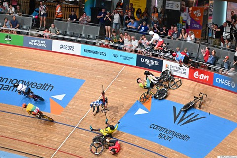 Tai nạn kinh hoàng ở cuộc đua xe đạp: Nhà vô địch Olympic lái xe leo rào... bay lên khán đài - Ảnh 2. Tai nạn kinh hoàng ở cuộc đua xe đạp: Nhà vô địch Olympic lái xe leo rào... bay lên khán đài - Ảnh 2.