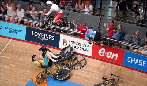 Tai nạn kinh hoàng ở cuộc đua xe đạp: Nhà vô địch Olympic lái xe leo rào... bay lên khán đài - Ảnh 4. Tai nạn kinh hoàng ở cuộc đua xe đạp: Nhà vô địch Olympic lái xe leo rào... bay lên khán đài - Ảnh 4.