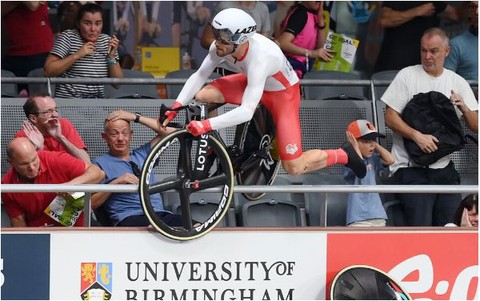 Tai nạn kinh hoàng ở cuộc đua xe đạp: Nhà vô địch Olympic lái xe leo rào... bay lên khán đài - Ảnh 5. Tai nạn kinh hoàng ở cuộc đua xe đạp: Nhà vô địch Olympic lái xe leo rào... bay lên khán đài - Ảnh 5.