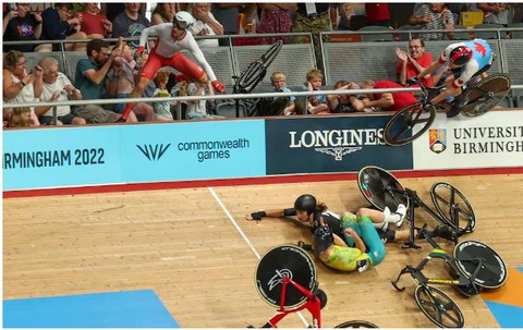 Tai nạn kinh hoàng ở cuộc đua xe đạp: Nhà vô địch Olympic lái xe leo rào... bay lên khán đài - Ảnh 6. Tai nạn kinh hoàng ở cuộc đua xe đạp: Nhà vô địch Olympic lái xe leo rào... bay lên khán đài - Ảnh 6.
