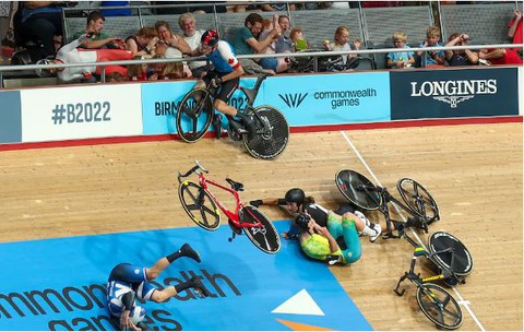 Tai nạn kinh hoàng ở cuộc đua xe đạp: Nhà vô địch Olympic lái xe leo rào... bay lên khán đài - Ảnh 7. Tai nạn kinh hoàng ở cuộc đua xe đạp: Nhà vô địch Olympic lái xe leo rào... bay lên khán đài - Ảnh 7.