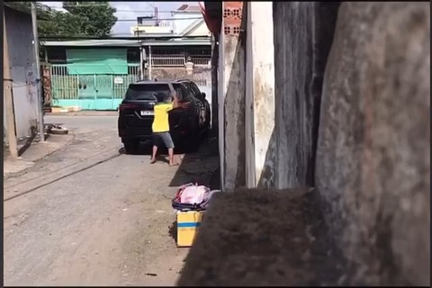 Đi nhậu về, thấy xe hơi đậu cạnh nhà chướng mắt nên xách cây đập - Ảnh 1. Đi nhậu về, thấy xe hơi đậu cạnh nhà chướng mắt nên xách cây đập - Ảnh 1.