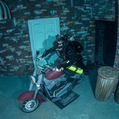 Garage độc đáo trong lòng bể bơi sâu nhất thế giới - Ảnh 12. Garage độc đáo trong lòng bể bơi sâu nhất thế giới - Ảnh 12.