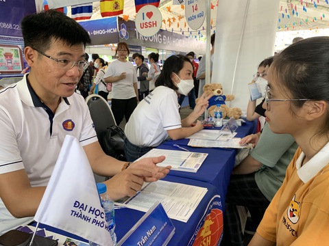 Hơn chục trường đại học công bố điểm sàn, nhiều ngành sư phạm cao đến 23 điểm - Ảnh 1. Hơn chục trường đại học công bố điểm sàn, nhiều ngành sư phạm cao đến 23 điểm - Ảnh 1.