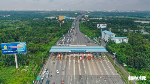 Ghi nhận ngày đầu chính thức thu phí không dừng - Ảnh 4. Ghi nhận ngày đầu chính thức thu phí không dừng - Ảnh 4.